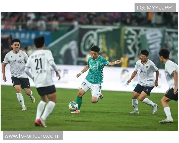 带球技术出众的足球明星们如何在赛场上展现个人魅力与团队配合